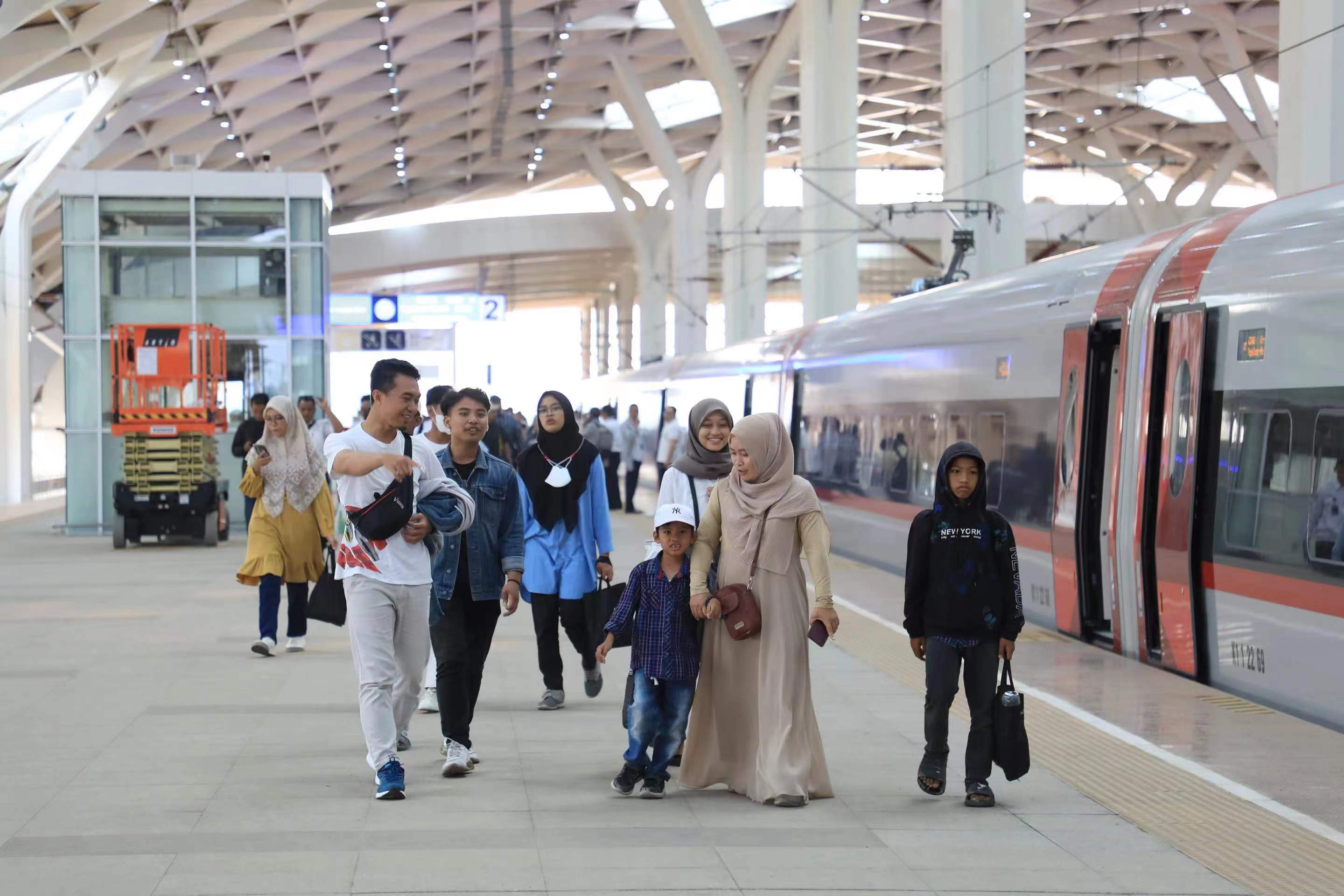 恒耀官方：雅万高铁开通运营“满月”累计发送旅客38.3万人次